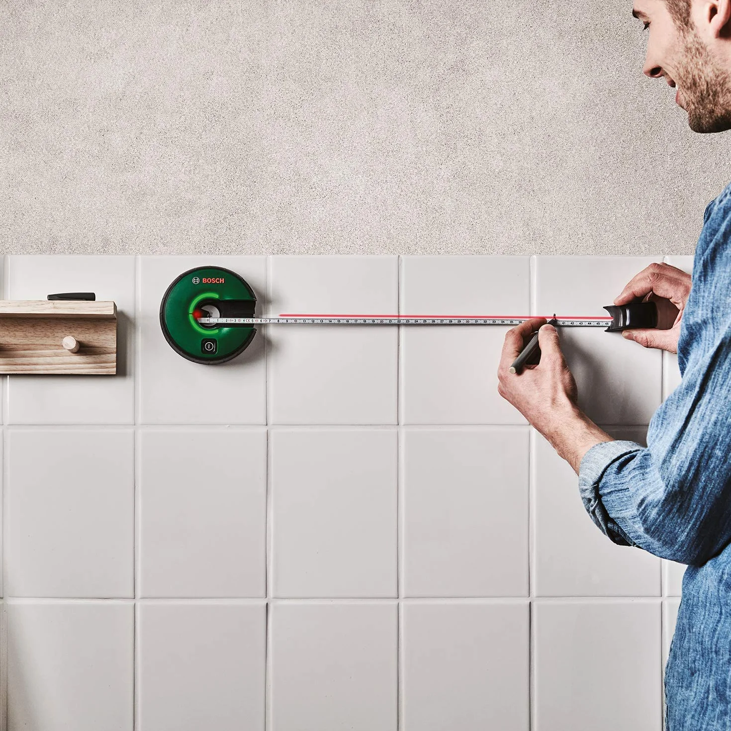 Bosch Home and Garden Laser lignes 2 en 1 Atino de Bosch avec mètre ruban intégré (alignement horizontal ou vertical grâce à une fixation facile sur des surfaces rugueuses ou lisses)