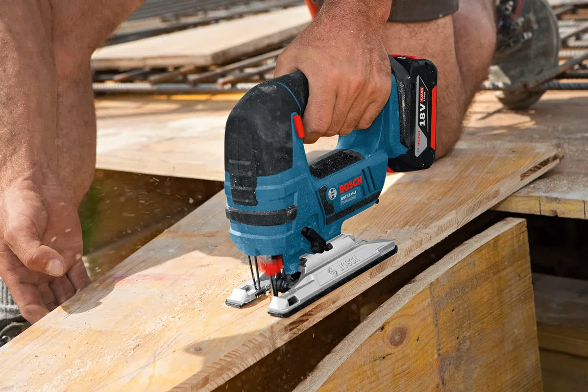 Bosch Professional 18V System scie sauteuse sans-fil GST 18 V-LI S (poignée étrier, profondeur coupe bois/alu/métal : 120/20/8 mm, 3 lames, pare-éclats, sans batterie ni chargeur, dans boîte carton)