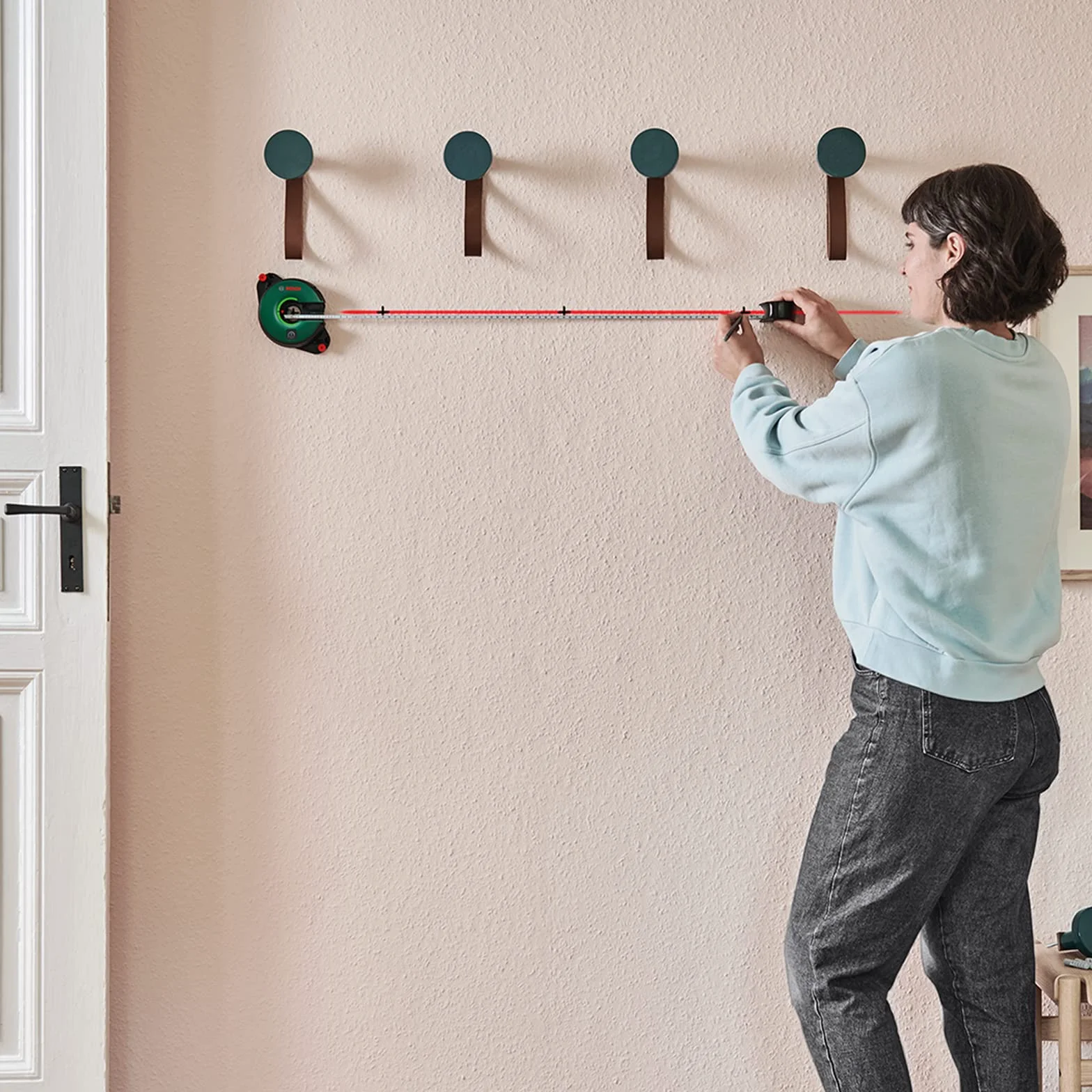 Bosch Home and Garden Laser lignes 2 en 1 Atino de Bosch avec mètre ruban intégré (alignement horizontal ou vertical grâce à une fixation facile sur des surfaces rugueuses ou lisses)
