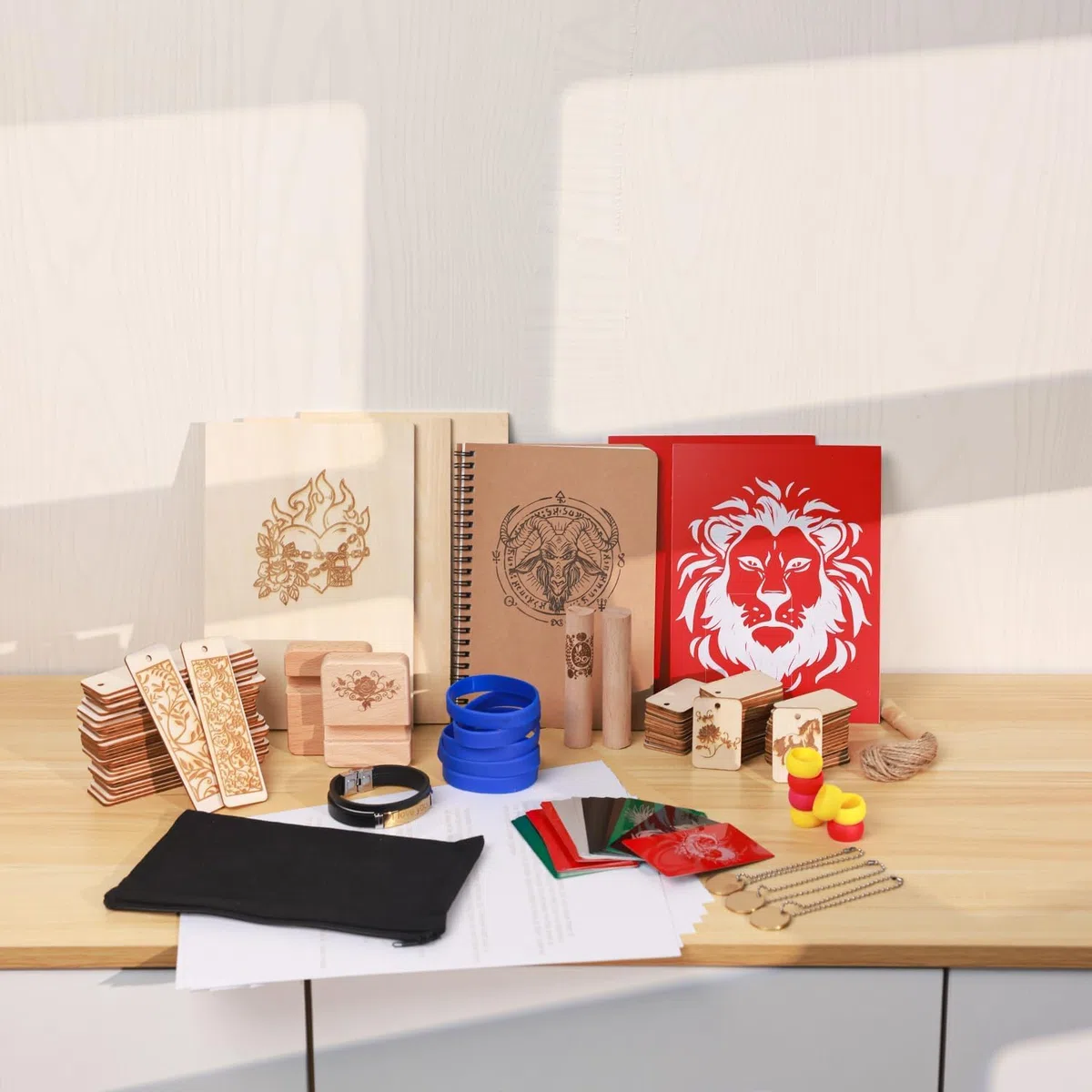 175 pièces de matériaux de gravure au laser en bois, métal et acrylique - Kit de démarrage DIY pour porte-clés, plaques pour chiens et cartes de visite