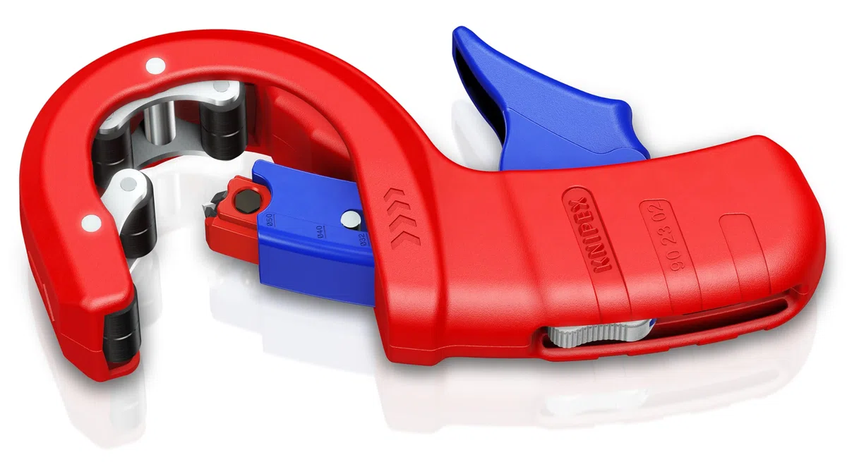 KNIPEX DPT50 Coupe-tube pour tubes en plastique à parois épaisses, également à âme expansée Découpe et chanfreinage en une seule étape, 90 23 02 BK