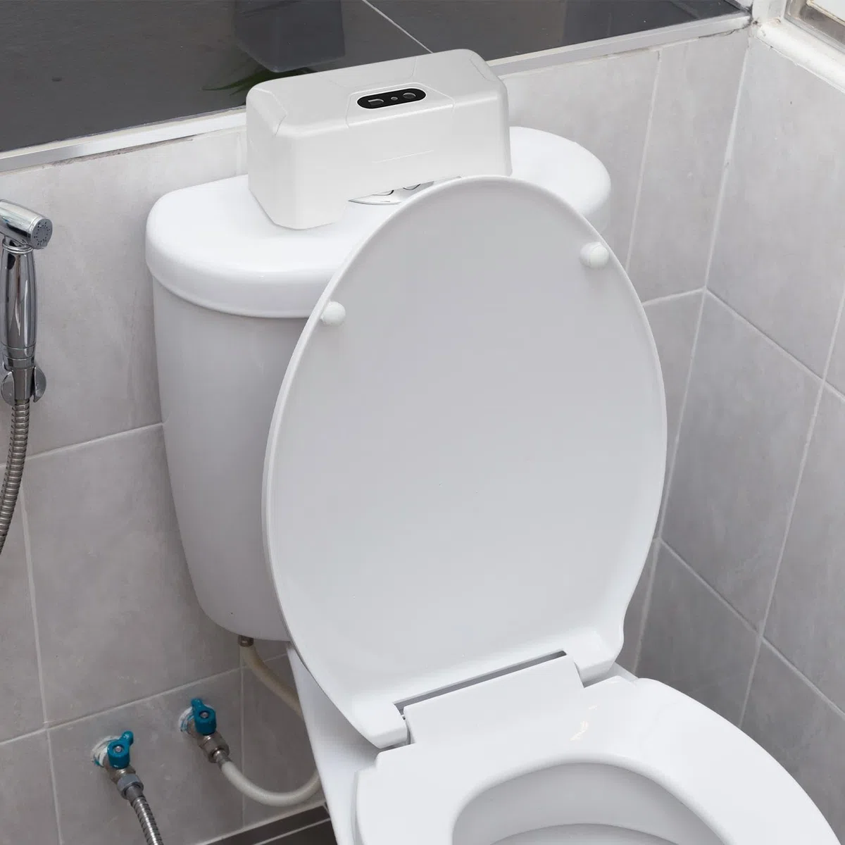 Kit de chasse d'eau automatique sans contact infrarouge avec détecteur de mouvement intelligent avec batterie de 1800 mAh, fixation automatique externe pour salles de bains modernes | Mise à niveau de