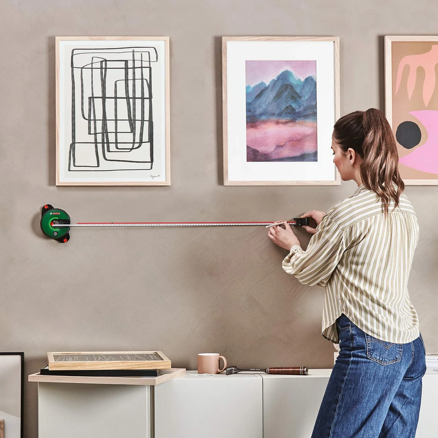 Bosch Home and Garden Laser lignes 2 en 1 Atino de Bosch avec mètre ruban intégré (alignement horizontal ou vertical grâce à une fixation facile sur des surfaces rugueuses ou lisses)