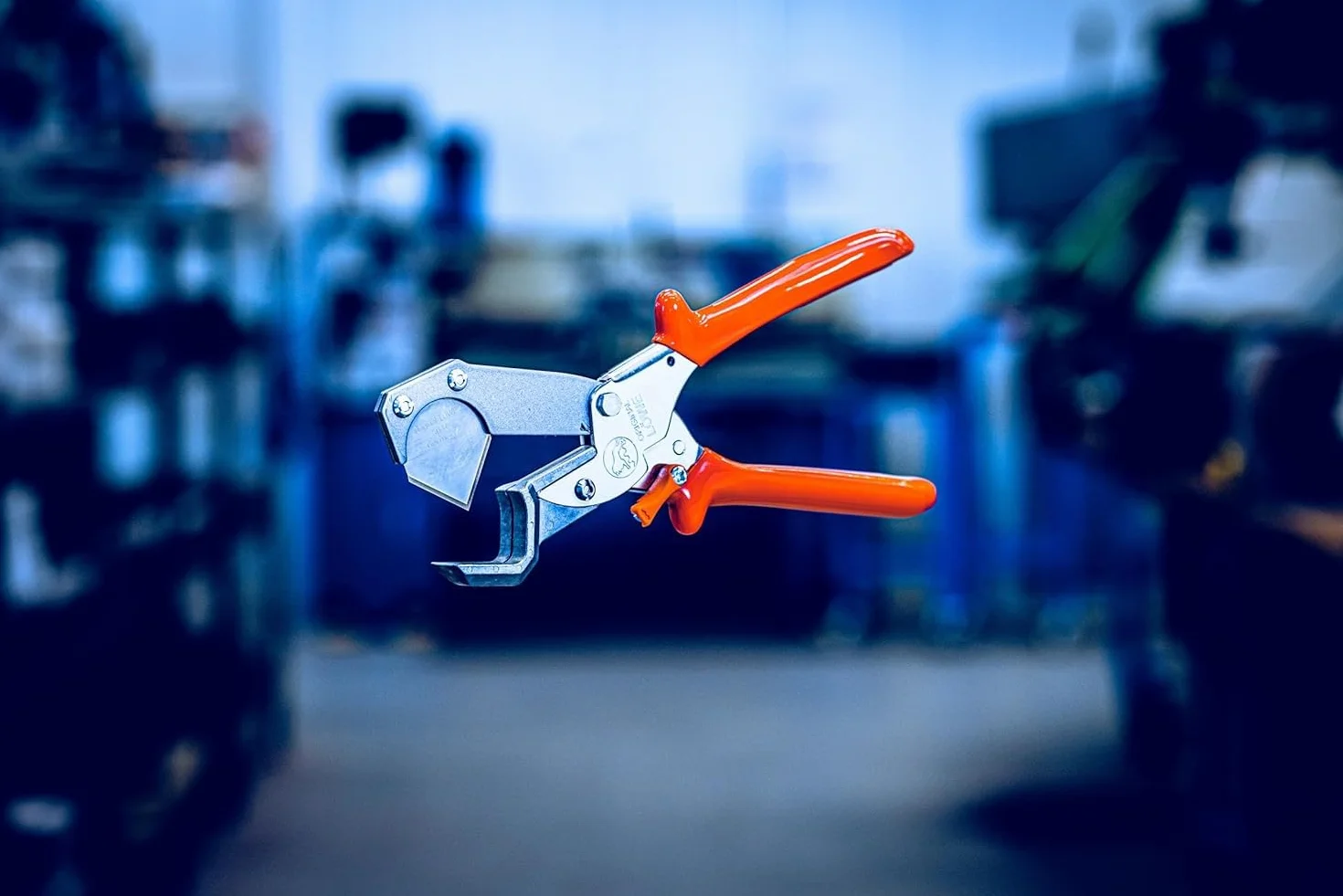 Original LÖWE 5.504 Ciseaux tubulaires professionnels avec lame triangulaire pour les applications industrielles et artisanales – Ciseaux tranchants et maniables pour une coupe précise sur les tuyaux,