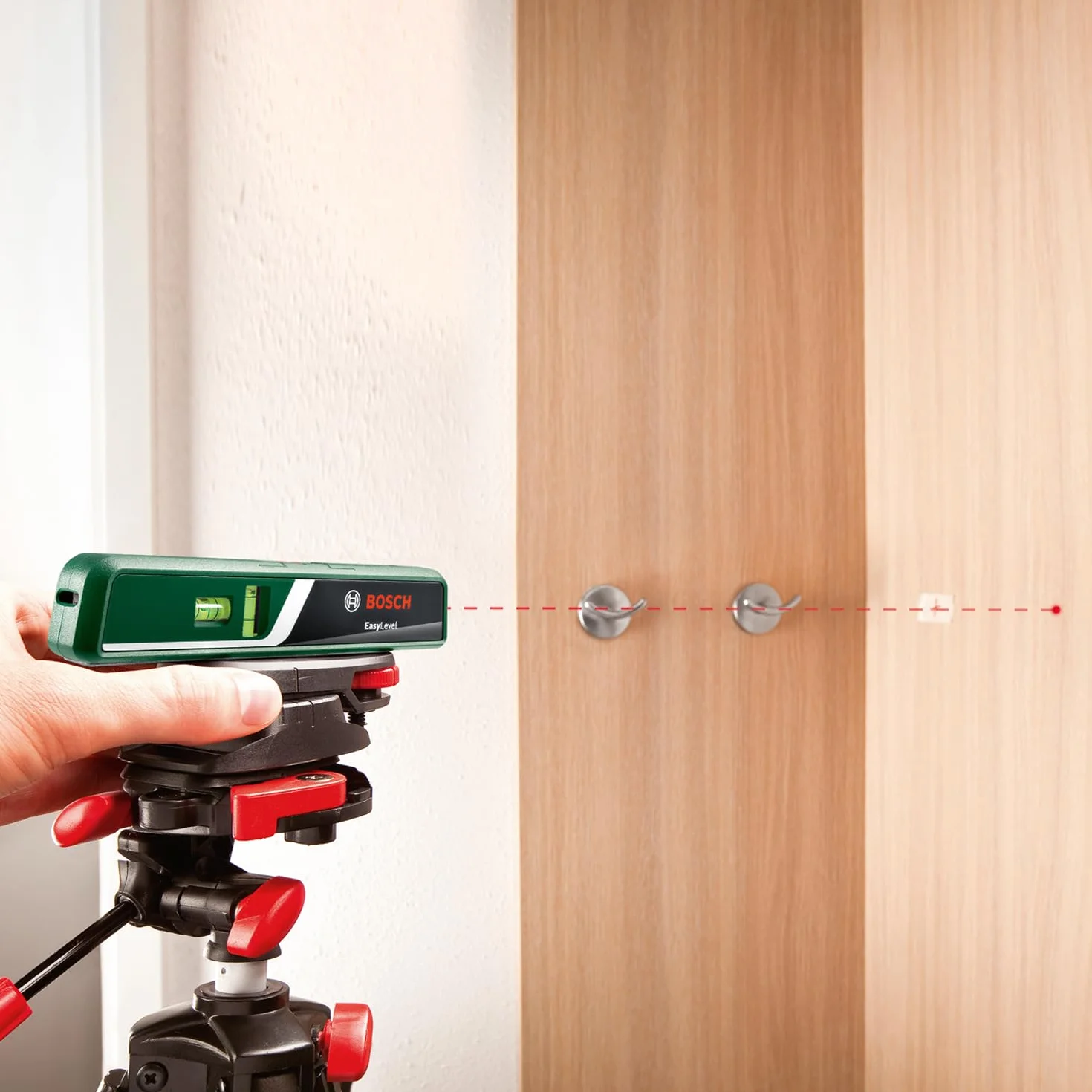 Bosch Niveau laser à bulle EasyLevel avec support mural (ligne laser pour un alignement flexible sur les murs et point laser pour un transfert de hauteur facile, dans boîte carton pour e-commerce)