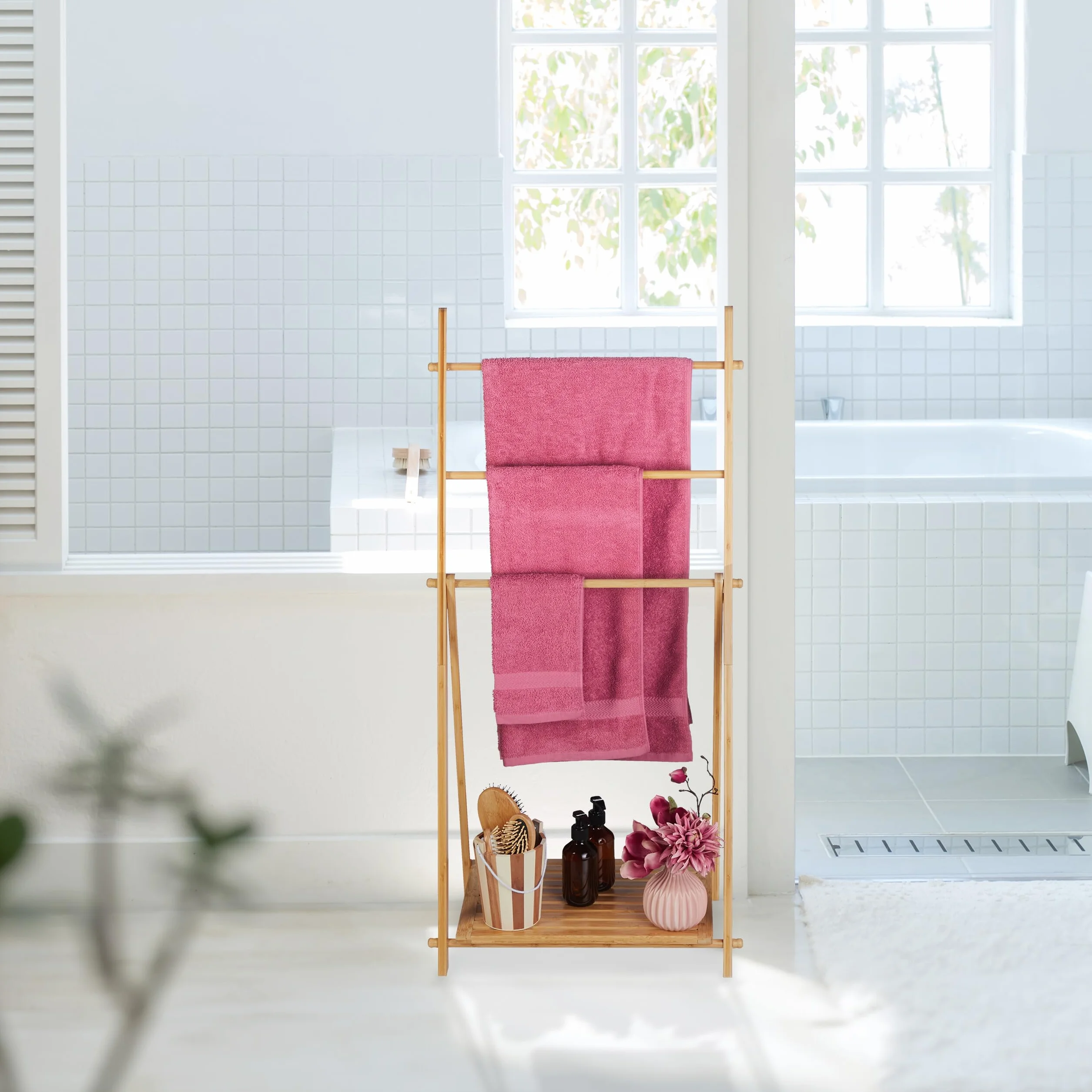 Relaxdays Porte-Serviettes Bambou, 3 Barres, 1 étagère, HxLxP: 110x53x31,5 cm, Pliable, échelle sèche-Serviettes, Nature