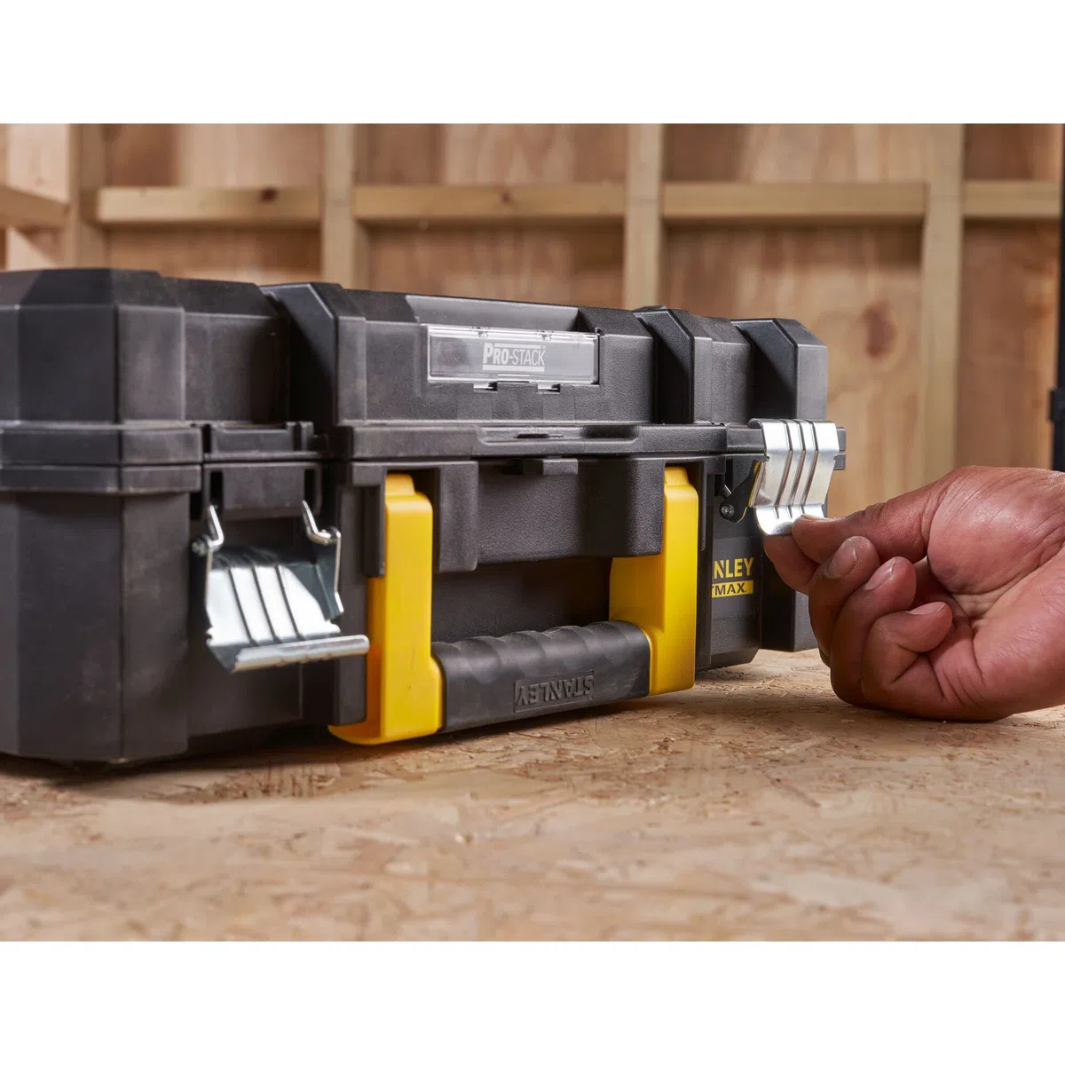 STANLEY FMST1-71966 Mallette Tstak/PRO-STACK Gamme FATMAX - Résistant - Corps Polypropylène - Attaches Métalliques Anticorrosion - Plateau Mousse Modulable