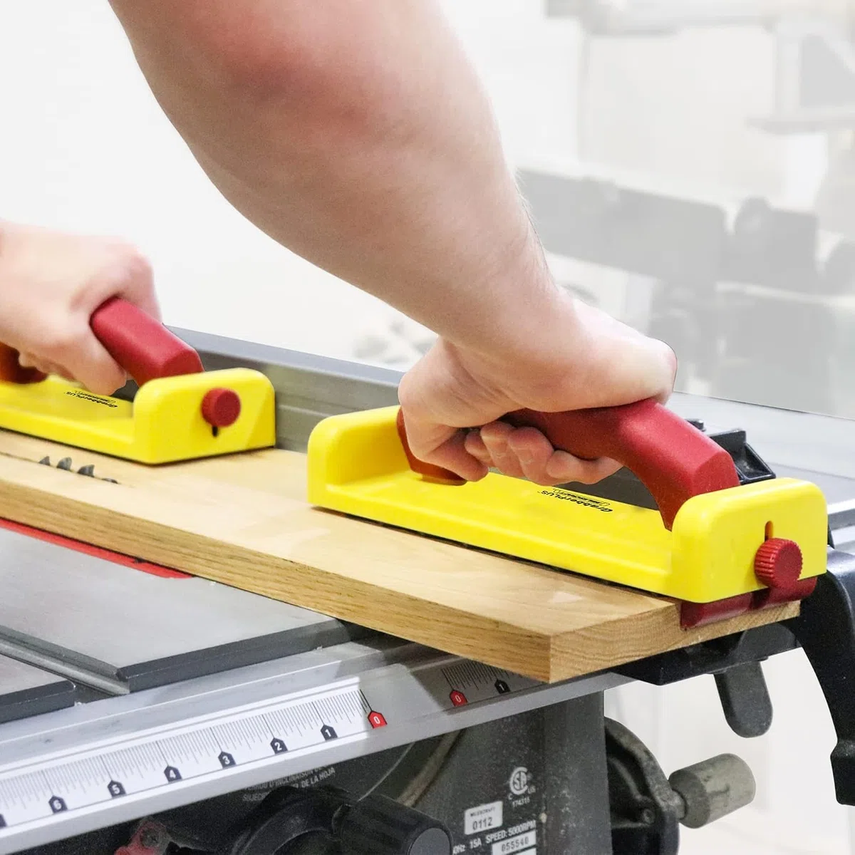 Milescraft GrabberPLUS 3405 Bloc poussoir pour scies à table, tables à défonceuse, scies à ruban et joints, outil de sécurité pour le travail du bois
