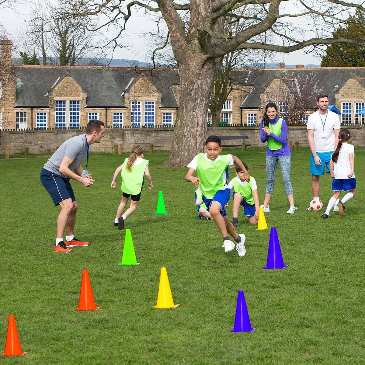 12pcs Cônes de Signalisation, 4 Couleurs Cones de Sport 23 Cm, Cone Plastique Activités Intérieures/Extérieures pour Football, Soccer, Jeux, Cône Entrainement, Plot Sport Enfant