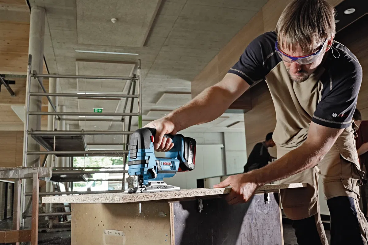Bosch Professional 18V System scie sauteuse sans-fil GST 18 V-LI S (poignée étrier, profondeur coupe bois/alu/métal : 120/20/8 mm, 3 lames, pare-éclats, sans batterie ni chargeur, dans boîte carton)