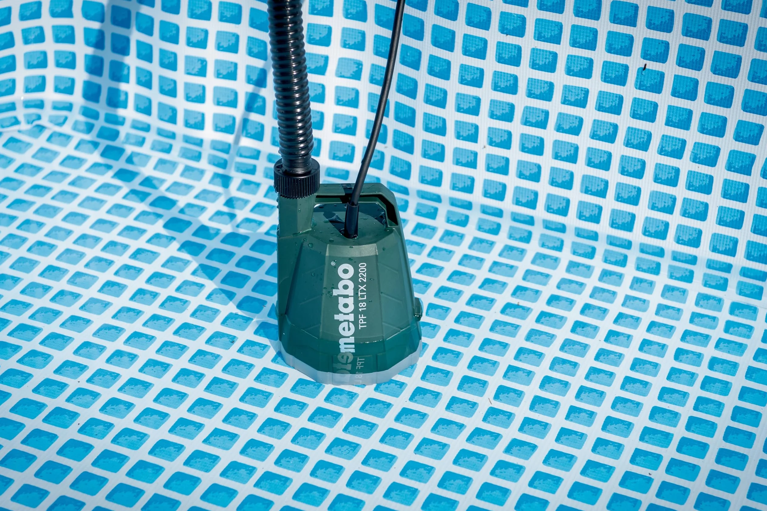 metabo Pompe Immergée TPF 18 LTX 2200, pour Récupérateur d'Eau 18V | Pompe à batterie flexible 2200 l/h, refoulement 22 m, aspiration plate 1 mm, sans batterie ni chargeur