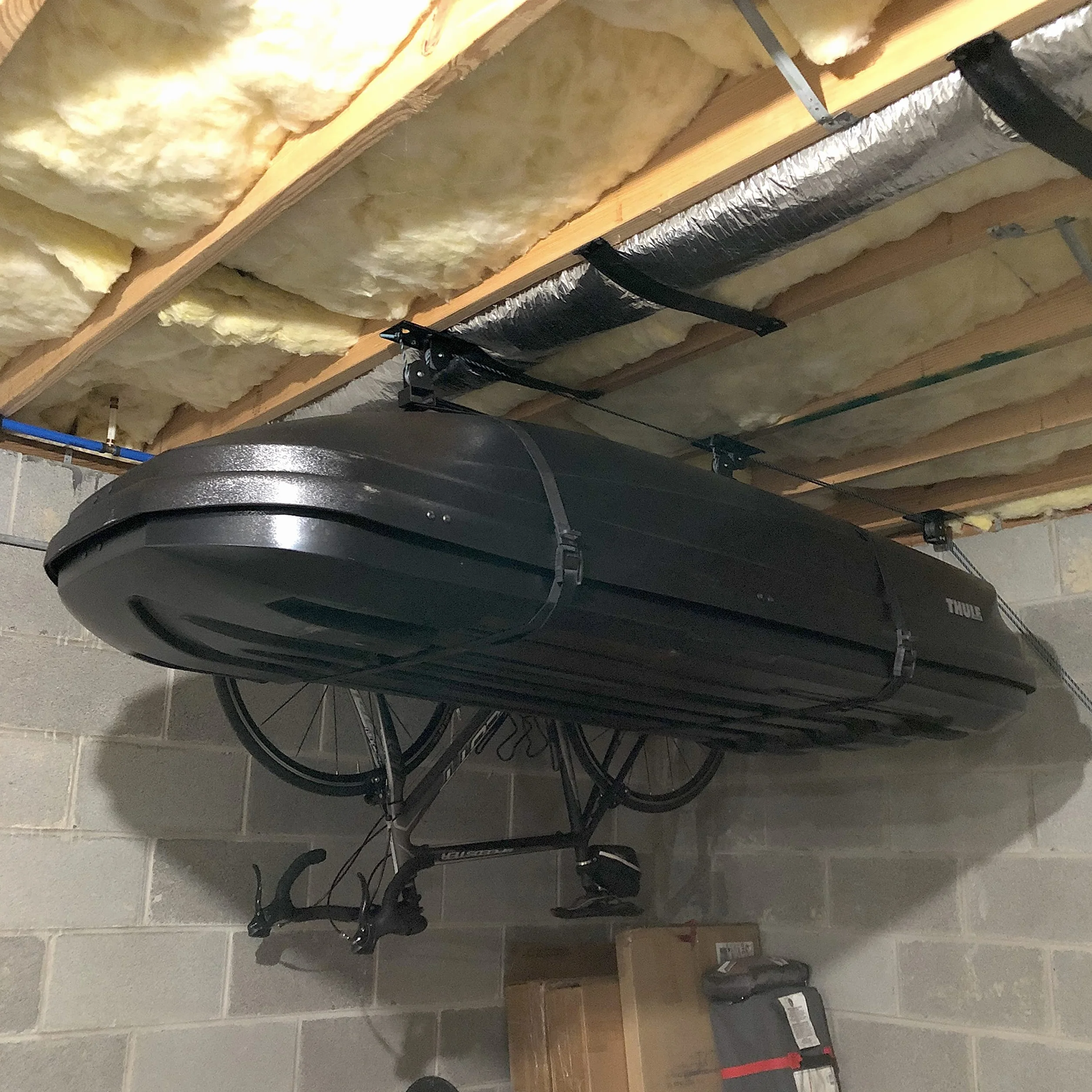 Teal Triangle Élévateur de plafond pour coffre de fret, système de poulie de garage robuste, peut supporter 68 kg et convient aux plafonds de garage de 2,4 à 3 m de haut