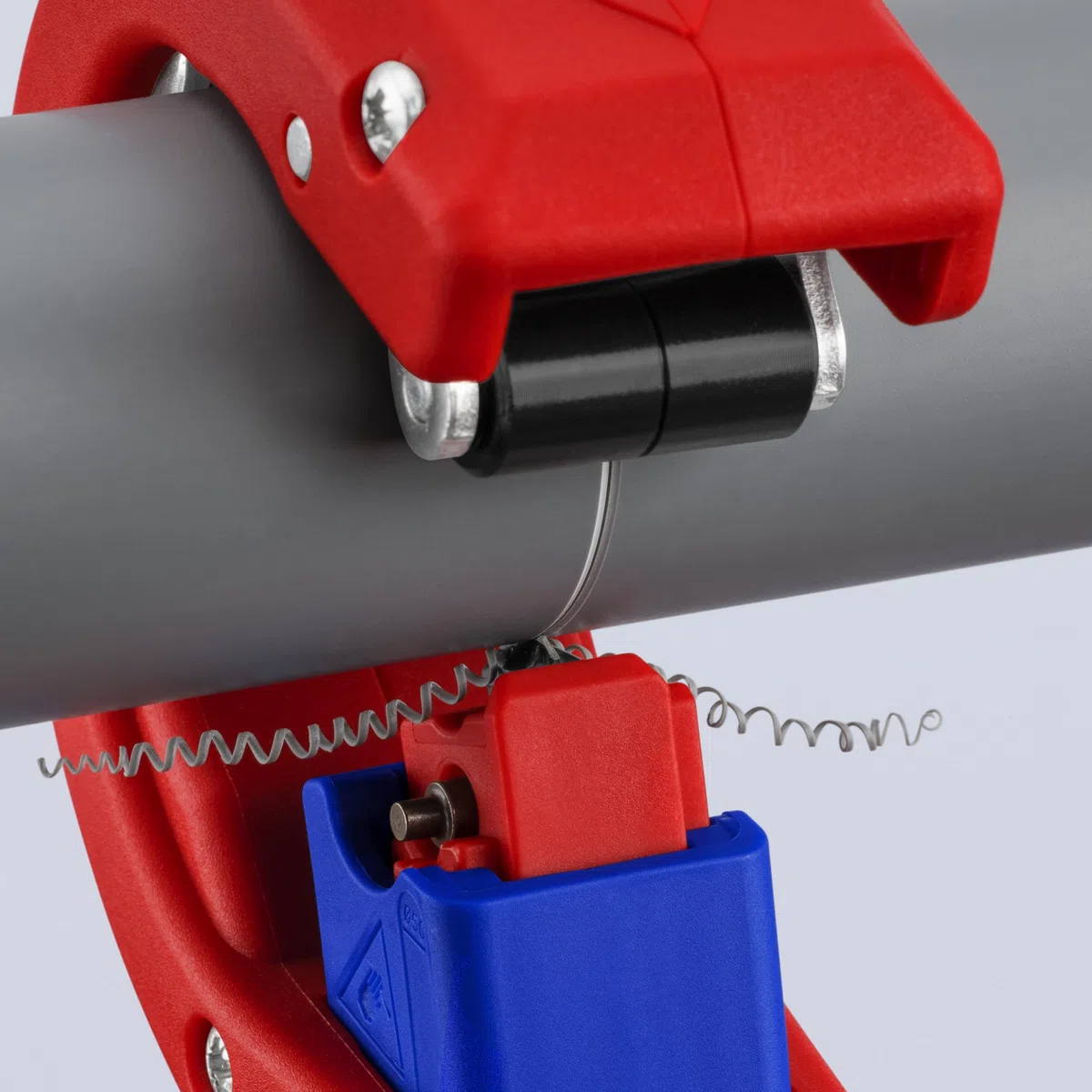 KNIPEX DPT50 Coupe-tube pour tubes en plastique à parois épaisses, également à âme expansée Découpe et chanfreinage en une seule étape, 90 23 02 BK