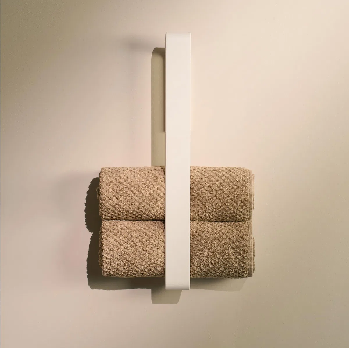 Design Hambourg Porte-Serviettes pour invités | Blanc | adhésif | Porte-serviettes compact et auto-adhésif | Garde les serviettes rangées et à portée de main