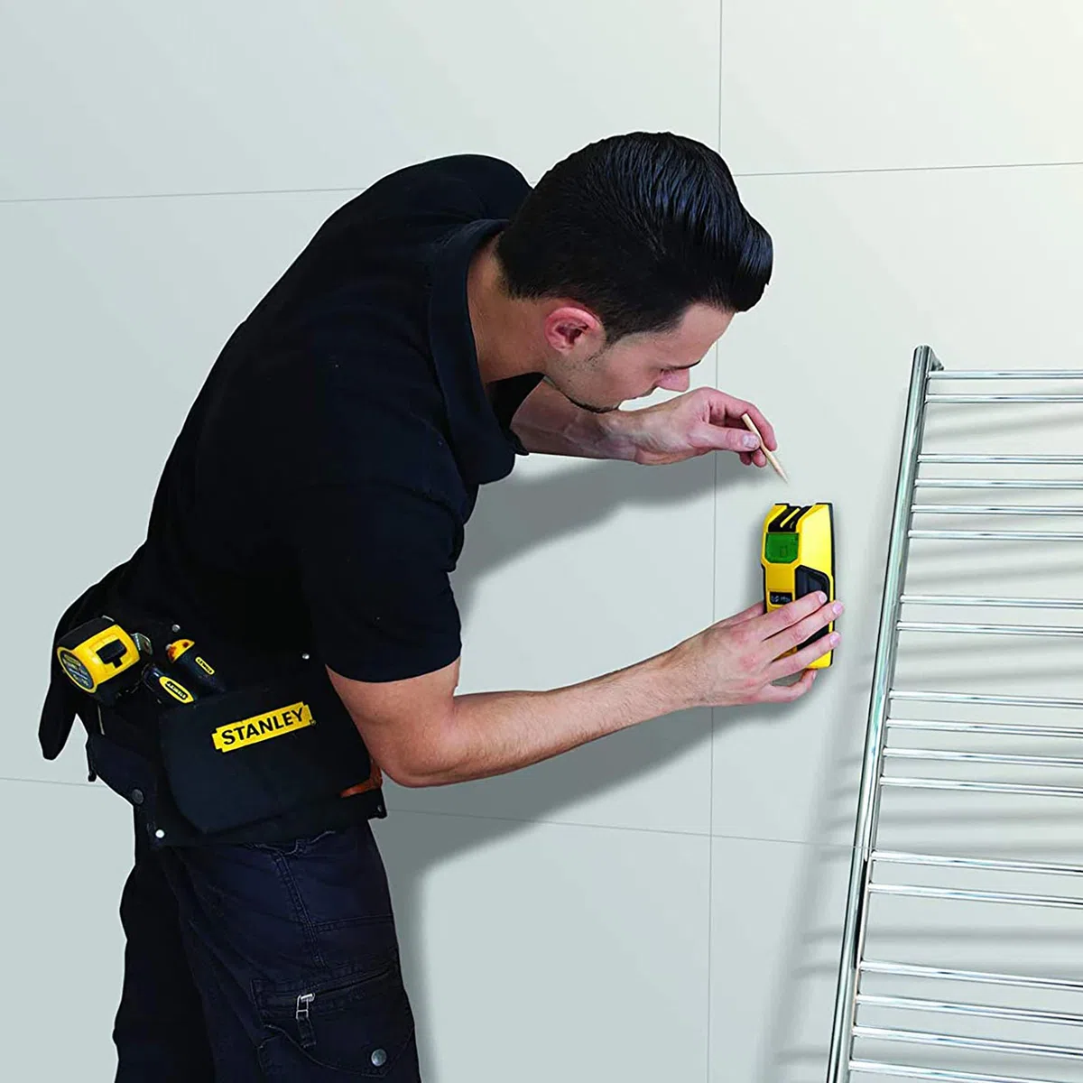 STANLEY Fmht0-77407 Télémètre Laser 300 Gamme FATMAX - Détection Bois Et Métal - Écran LCD - Détection Centre Des Poutres -Alerte Sonore Et Visuelle En Cas De Câble Électrique