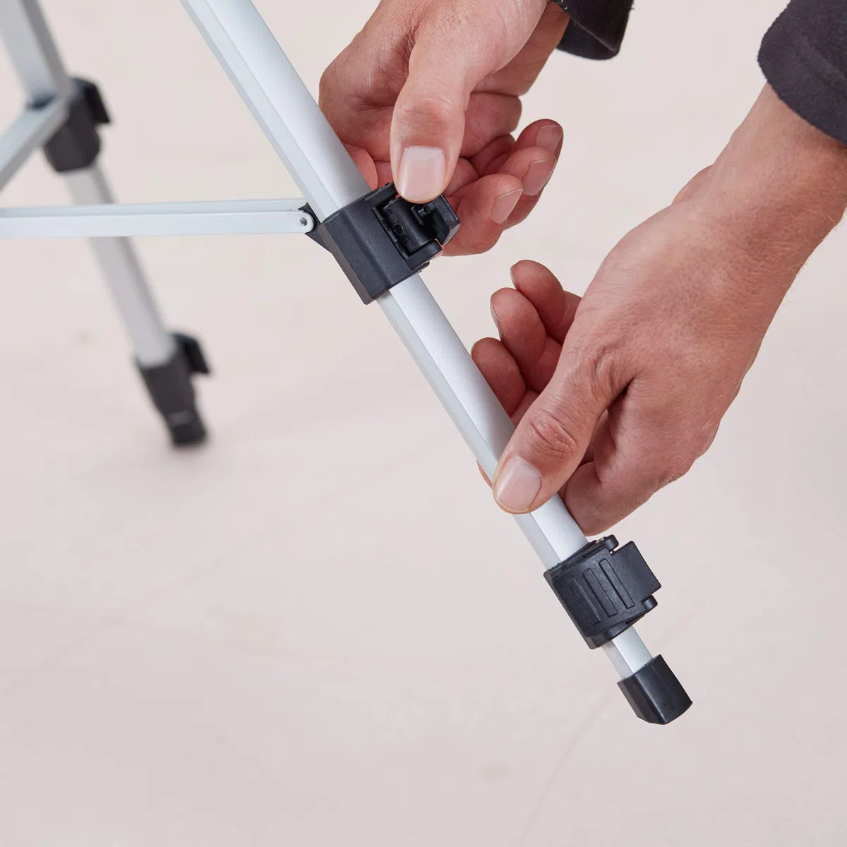 STANLEY 1-77-201 Trépied À Colonne Haute Qualité En Aluminium - Hauteur Réglable De 44 À119 Cm - Pelles Verrouillables - Clip Plastique Robuste - Filetage 1/4" - Pieds Télescopiques