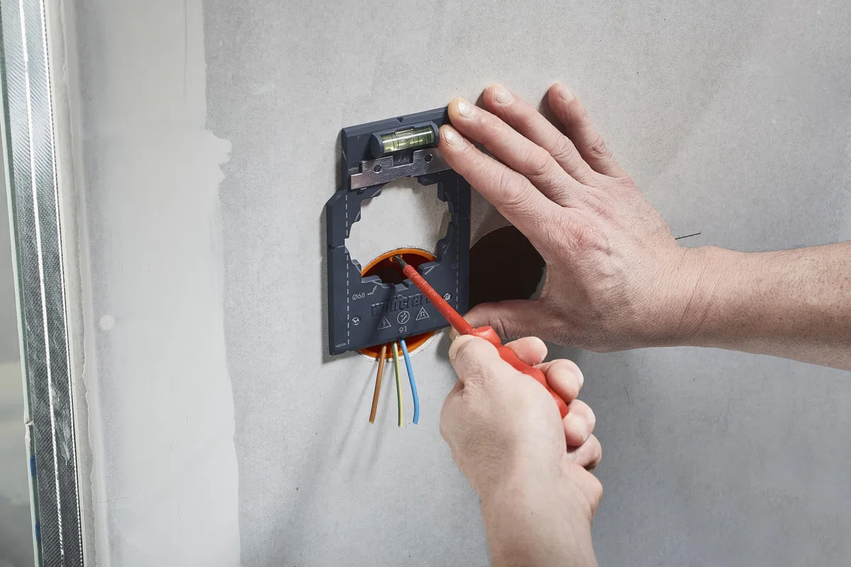 wolfcraft 5897000 - Kit réussite « Pose de boîtes d’encastrement » - Pour la pose des installations électriques dans les cloisons sèches