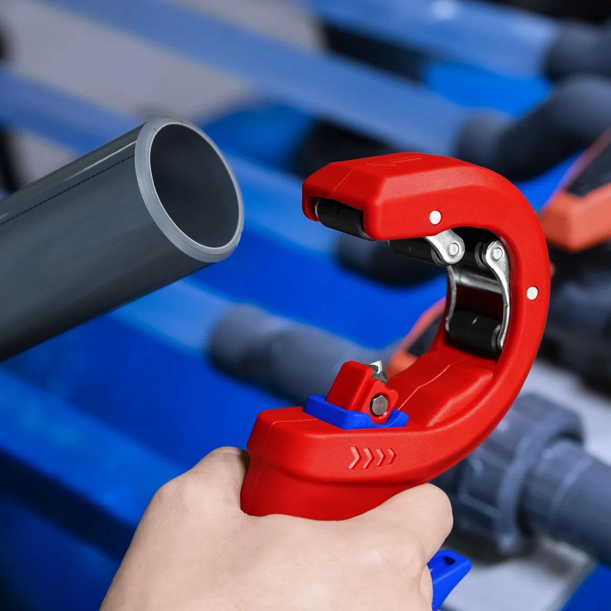 KNIPEX DPT50 Coupe-tube pour tubes en plastique à parois épaisses, également à âme expansée Découpe et chanfreinage en une seule étape, 90 23 02 BK