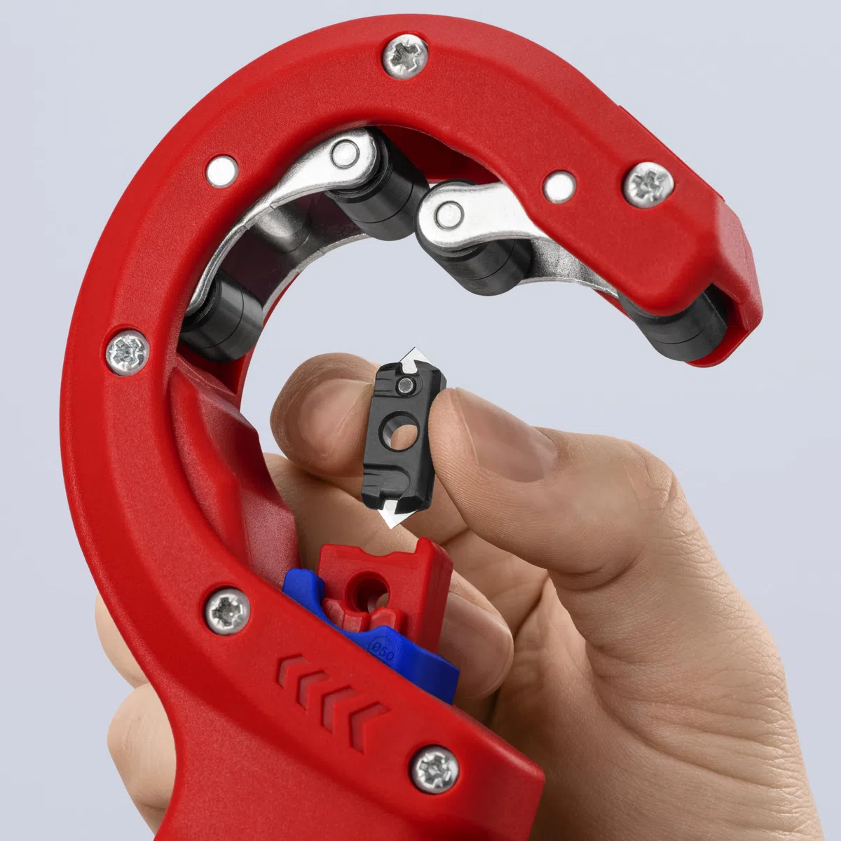 KNIPEX DPT50 Coupe-tube pour tubes en plastique à parois épaisses, également à âme expansée Découpe et chanfreinage en une seule étape, 90 23 02 BK