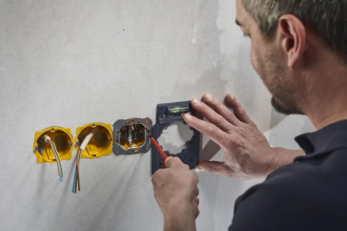 wolfcraft 5897000 - Kit réussite « Pose de boîtes d’encastrement » - Pour la pose des installations électriques dans les cloisons sèches