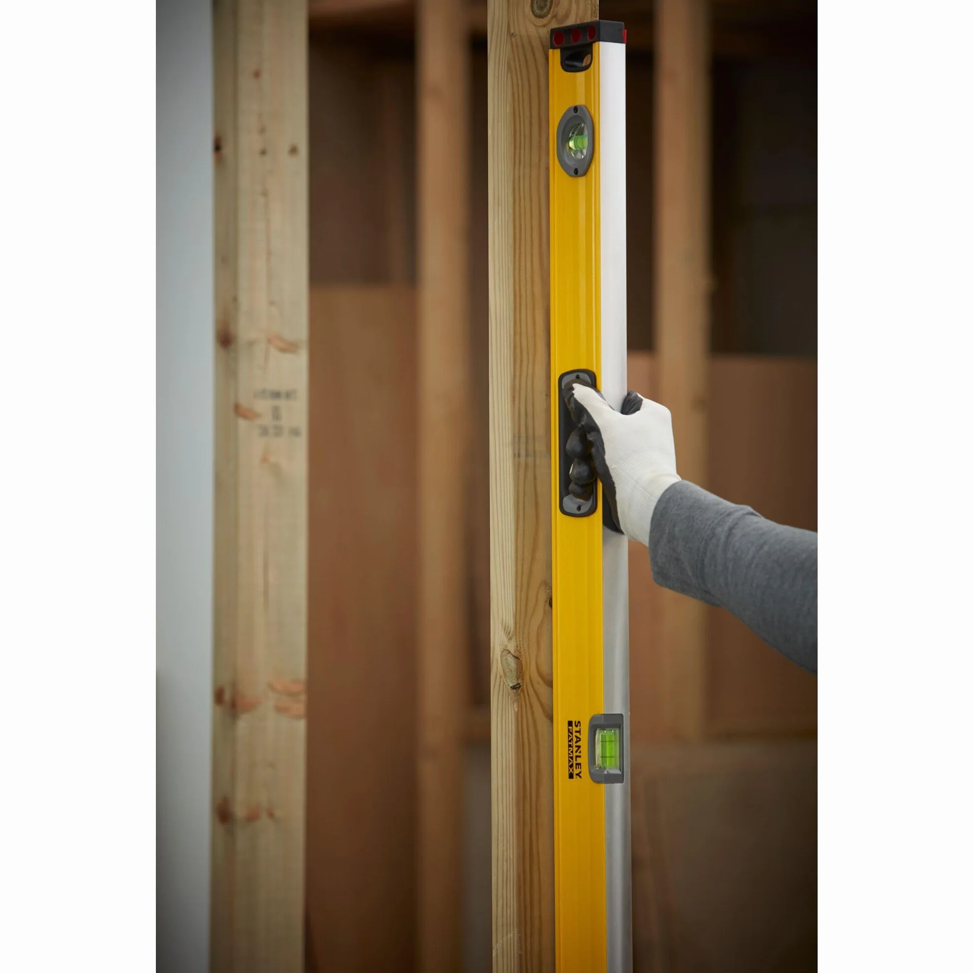 STANLEY 1-43-548 Niveau À Bulle 120 cm Gamme FATMAX - Structure en Aluminium Renforcé- 3 Fioles Haute Visibilité - 2 Semelles Usinées -2 Poignées Bi matière - Embouts de Protection