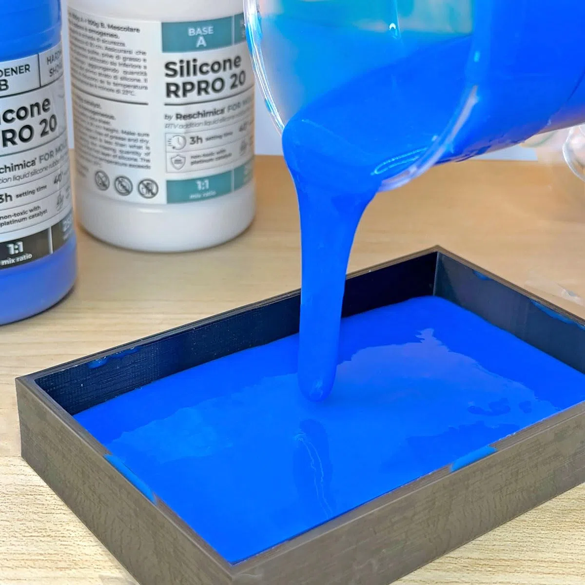 Reschimica Silicone pour Moulage Flexible Bicomposant R Pro 20 (1 kg) Silicone Liquide pour Moulage Idéal pour Moules Précis et Résistant Compatible Résines Plâtre Cire et Autres Matériaux