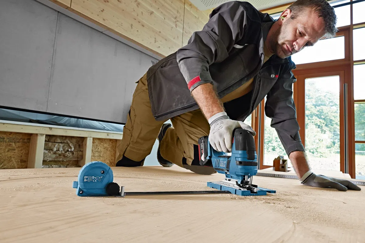 Bosch Professional 18V System scie sauteuse sans-fil GST 18 V-LI S (poignée étrier, profondeur coupe bois/alu/métal : 120/20/8 mm, 3 lames, pare-éclats, sans batterie ni chargeur, dans boîte carton)