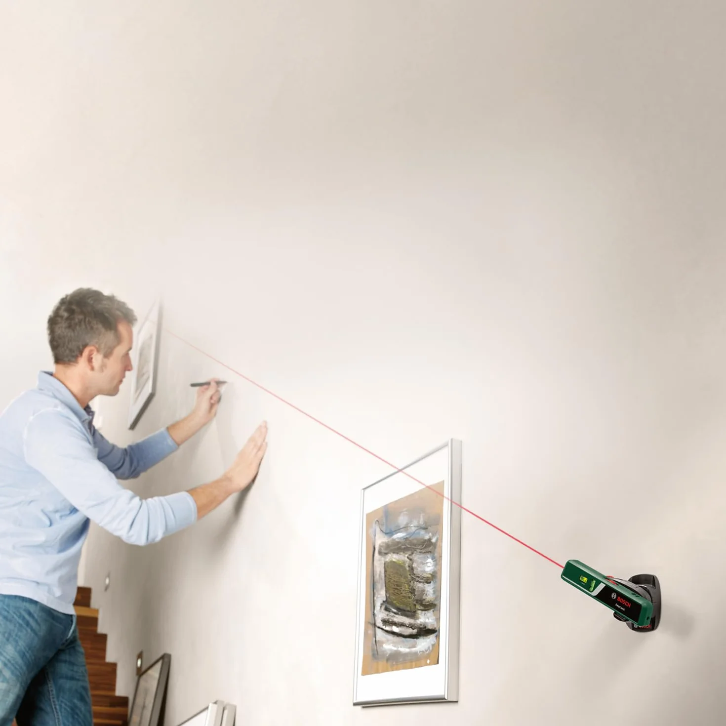 Bosch Niveau laser à bulle EasyLevel avec support mural (ligne laser pour un alignement flexible sur les murs et point laser pour un transfert de hauteur facile, dans boîte carton pour e-commerce)