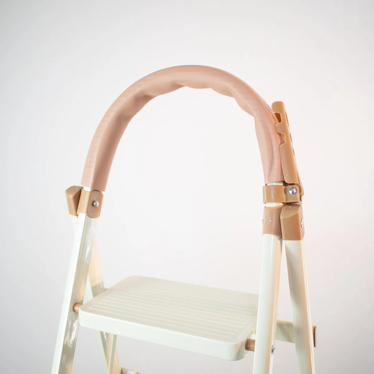 Escabeau 3 marches Pliable avec poignée, marchepied en Acier, marches Larges antidérapantes 18 cm, Charge 150 kg, Compact