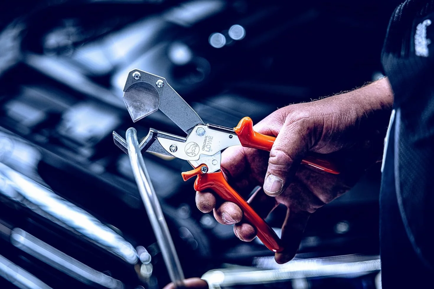 Original LÖWE 5.504 Ciseaux tubulaires professionnels avec lame triangulaire pour les applications industrielles et artisanales – Ciseaux tranchants et maniables pour une coupe précise sur les tuyaux,