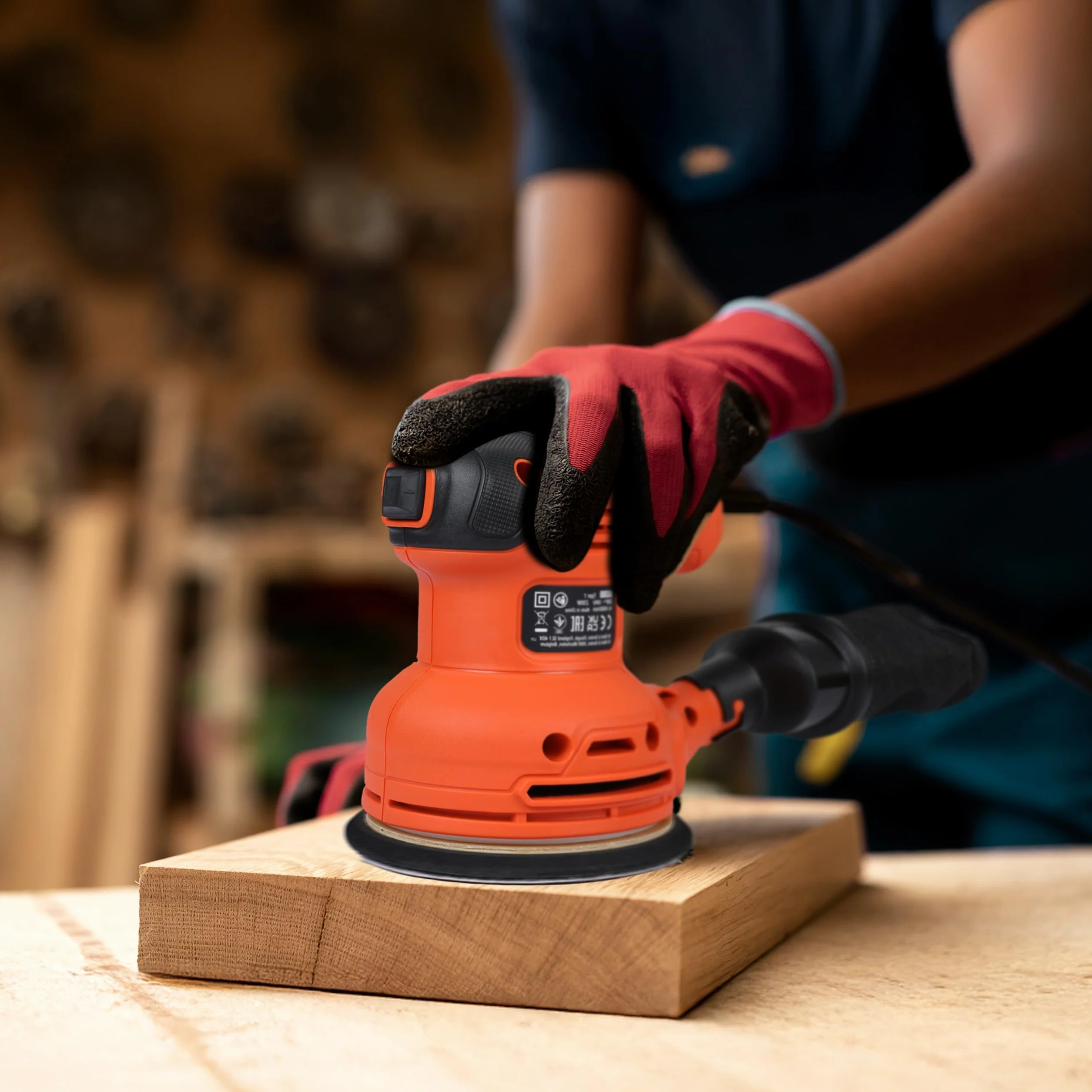 BLACK+DECKER Ponceuse excentrique filaire - 230W - 125mm - 1 abrasif - Livrée avec un sac de collection des poussières, BEW210-QS