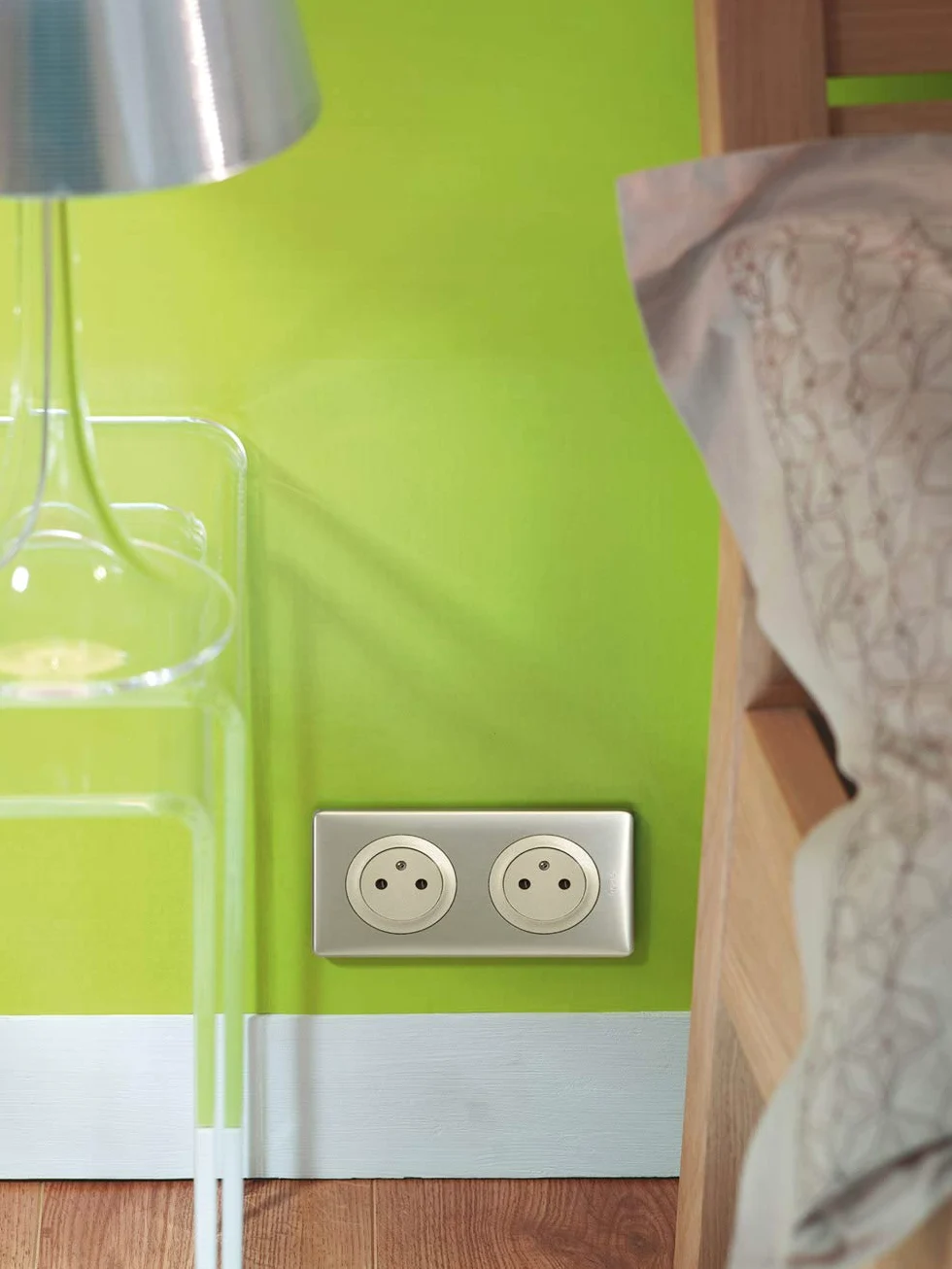 LEGRAND - Prise Electrique Double avec Plaque + Boîte à Encastrer Céliane Surface - Prise Affleurante avec Socle Rétractable - Fabriqué En France - Titane